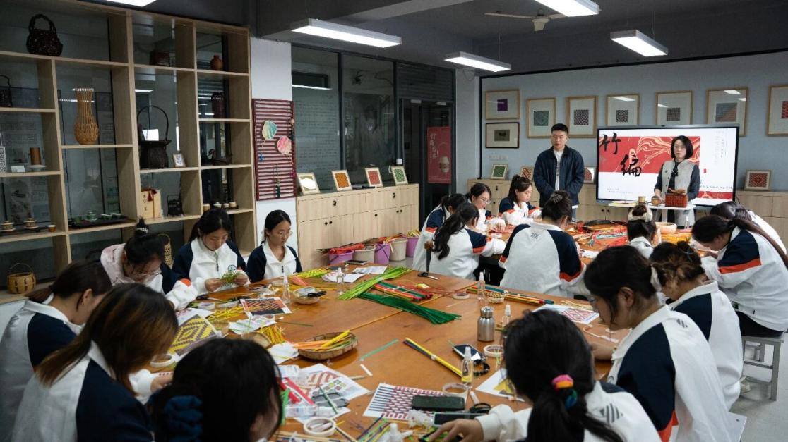 为非遗“添彩”，为青春“赋能”：江苏建院的文化育人新实践